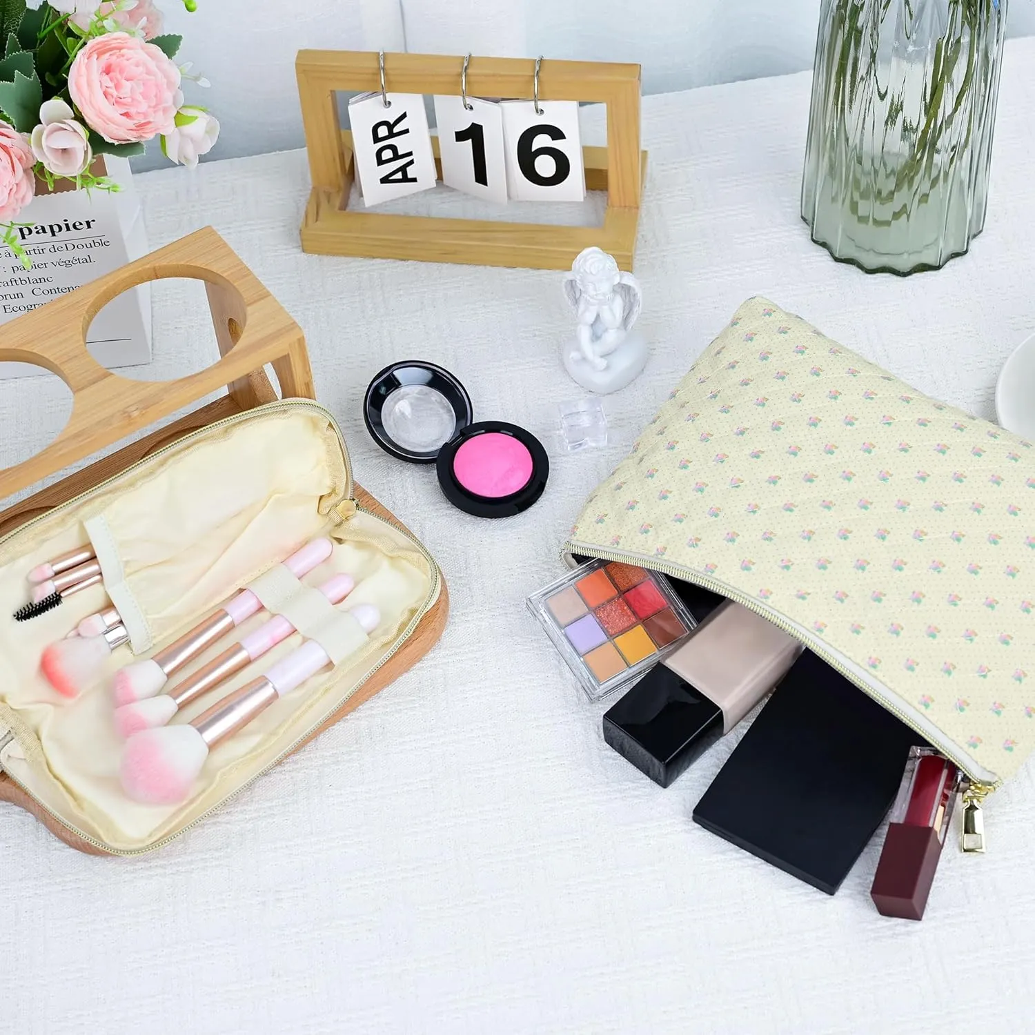 Cosmetis Bag Makeup Bag for Women, Gifts for Girls, Corduroy Strawbery Cute Travel Make up Bag Toiletry Bag Girlfriend Teacher Gifts Birthday Gift for Her