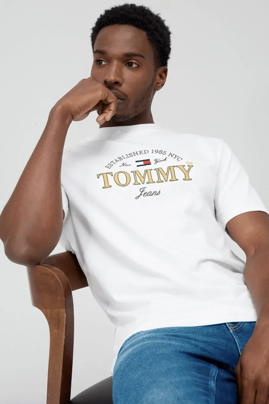 TOMMY JEANS CLASSIC MODERN PREP FRONT LOGO TEE - WHITE